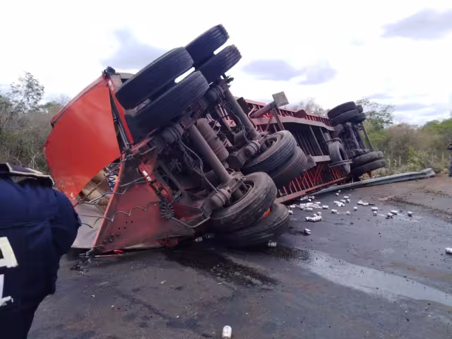 El segundo remolque del tráiler coleó y se salió de la carretera y luego volcó sobre el costado derecho.