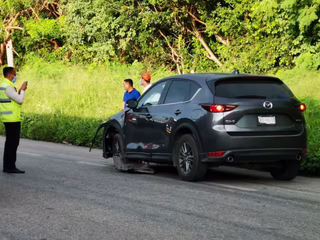 El motociclista chocó contra una camioneta Mazda