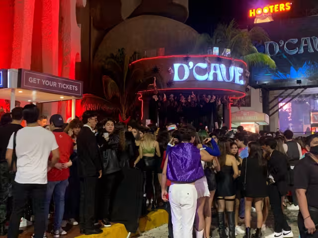 Desde los disfraces típicos de calavera, diablos o ángeles, los visitantes llegaban en compañía de familiares y amigos