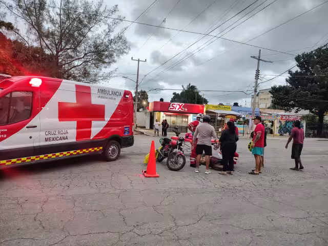 Paramédicos trasladaron a la mujer al hospital para ser atendida