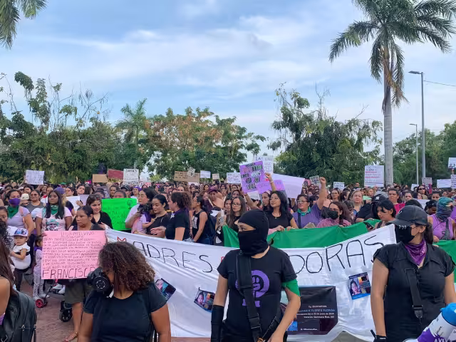 Más de 500 mujeres participan en la marcha del 8M en Cancún