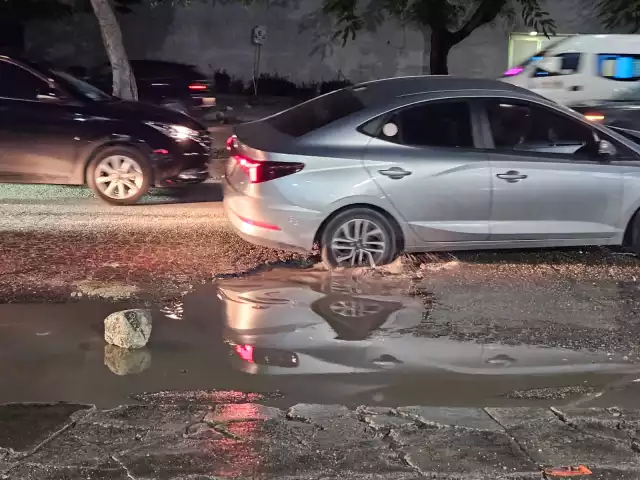 Cuando llueve, los baches se convierten en peligrosas trampas para los autos.