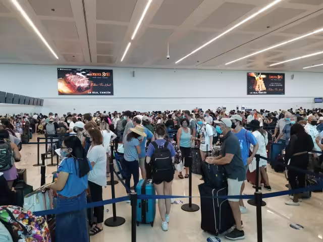 Largas filas y sin sana distancia se observaron hoy en el aeropuerto