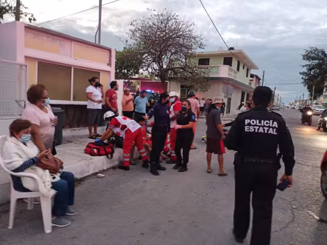 Varios oficiales llegaron al lugar para atender a las jóvenes