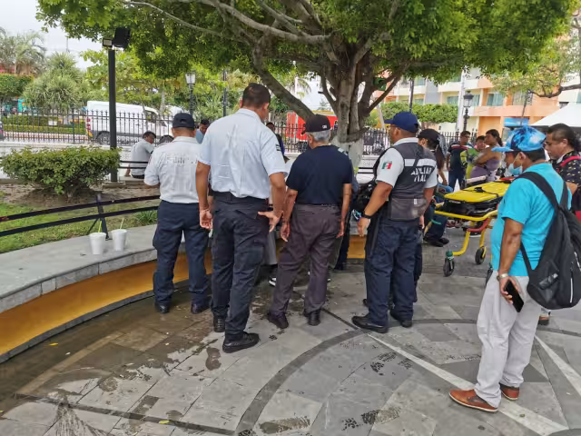 Movilización de emergencia en el centro de la ciudad por una persona convulsionando en la vía pública