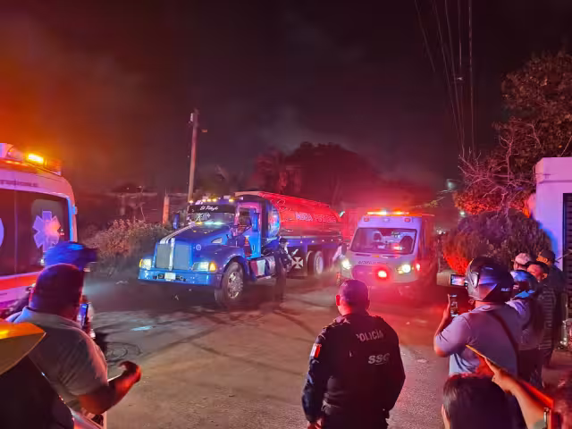 Unidades de emergencia y policiacas llegaron al lugar de los hechos.