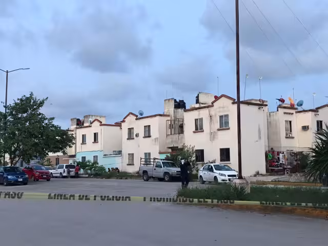 Elementos de la Policía de Quintana Roo, acordonaron la avenida ya que cerca de la unidad de alquiler quedaron casquillos percutidos