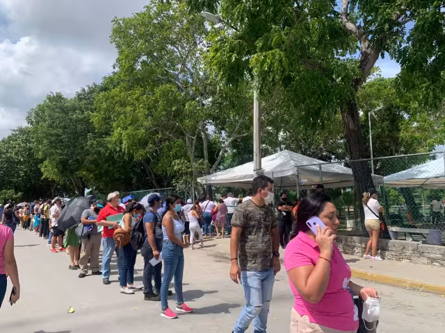 Formados desde las 6 de la mañana, los habitantes esperan hasta ocho horas