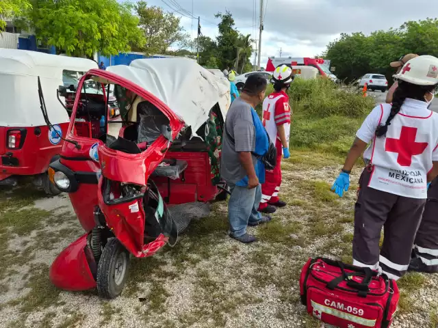 Compañeros del operador del pochimóvil acudieron a auxiliar como también a su acompañante