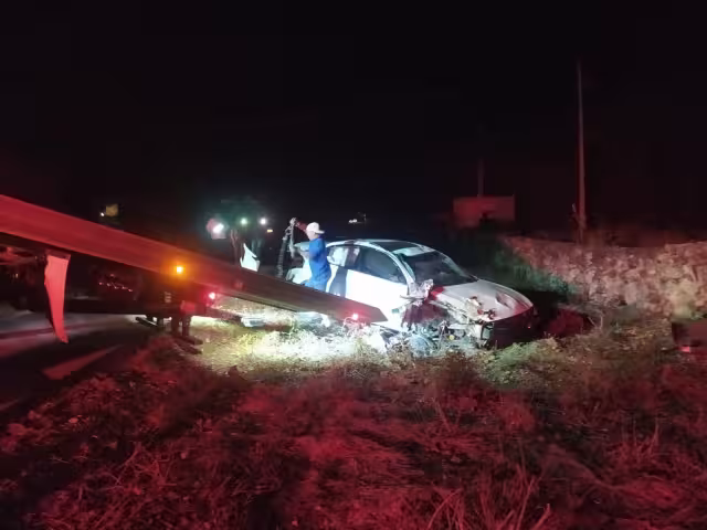 El conductor presentó golpes en el cuerpo, fue atendido por paramédicos de la SSP