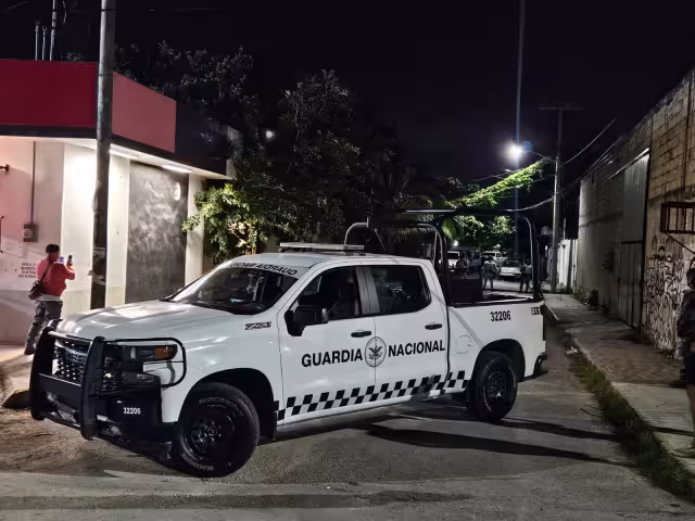 La patrulla de la Guardia Nacional bloqueó la calle.