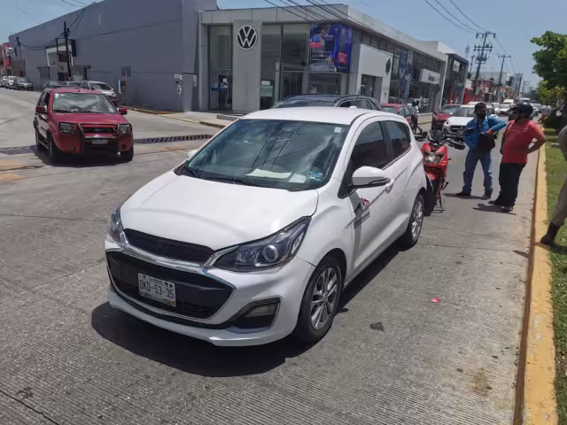 El accidente generó una fila de autos detrás, provocando tráfico en la zona