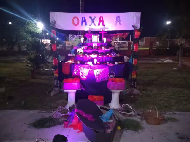Cada grupo, demostró cómo se pone un altar para las ofrendas a los fieles difuntos