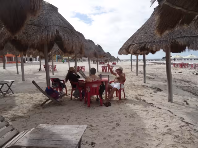 A pesar del mal clima, visitantes llegaron la tarde de ayer a las playas de Progreso.