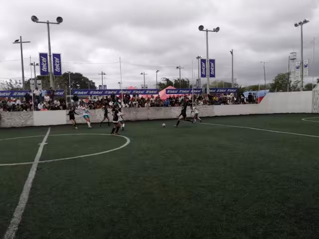 Ni la lluvia ni el mal tiempo detuvieron los partidos de futbol