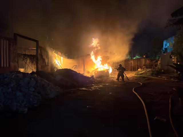 Bomberos trabajaron durante varias horas para controlar el incendio
