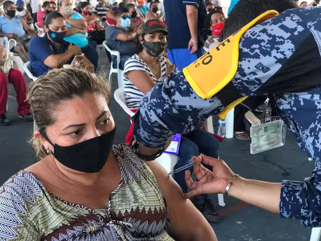 Los cozumeleños recibieron la vacuna contra el COVID-19 en sus asientos; la afluencia en los módulos fue buena, consideran autoridades