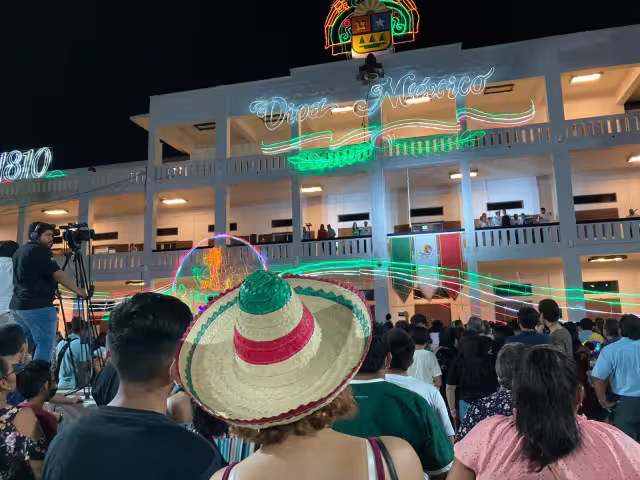 Los chetumaleños acudieron a escuchar por última vez al Gobernador Saliente de Quintana Roo, Carlos Joaquín, dar el Grito de Independencia en Chetumal