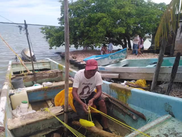 Elías García, de 70 años, alista su lancha con la esperanza de una buena temporada de pulpo.