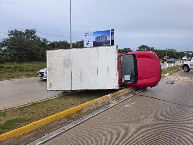 La camioneta terminó volcada sobre uno de sus costados.