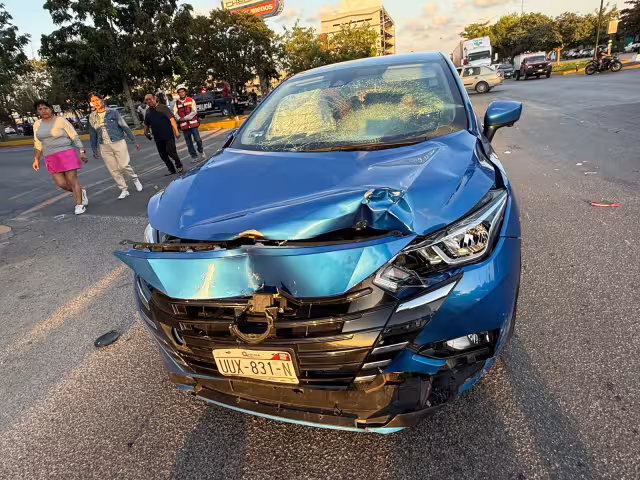 La camioneta terminó con severos daños en el frente tras el impacto.