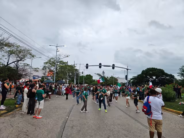 La gente se volcó a las calles para celebrar el debut del Tricolor.