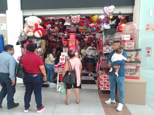 Las tiendas que envuelven regalos son las que más gente registran