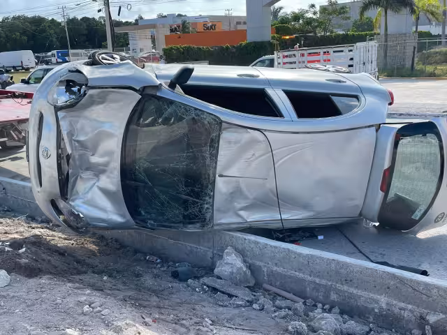 El conductor fue trasladado a una clínica particular de Cancún