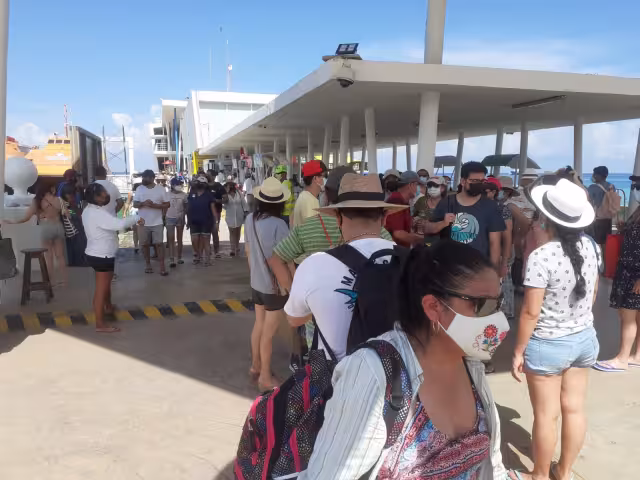 La mayoría de los que desembarcaron este día a la isla, llegaron con paquetes adquiridos en la Riviera Maya