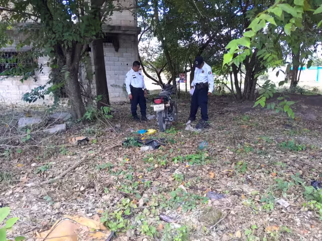 La motocicleta habría sido robada recientemente de una casa en Escárcega