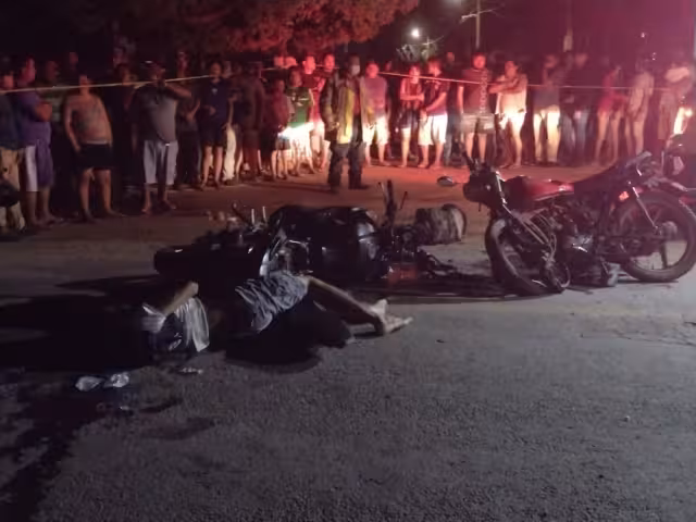 Mientras se esperaba que llegaran las autoridades, los cuerpos quedaron tendidos sobre el pavimento
