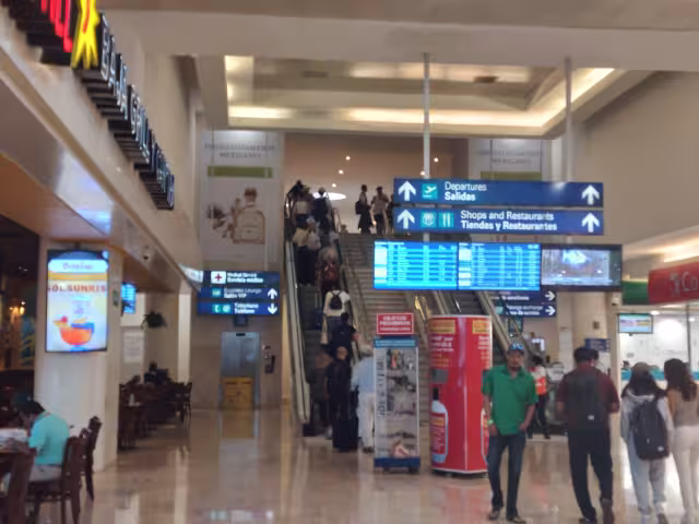 Turistas nacionales y extranjeros abarrotaron las salas de las terminales 2 y 3 del aeropuerto