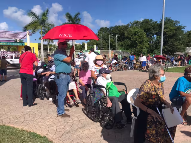 Este martes se está inoculando a los adultos de 60 años y más que fueron vacunados en abril y febrero