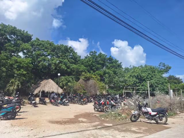 Trabajadores de la Riviera Maya dejan sus vehículos en la zona de Expo Maya para abordar transporte a sus centros laborales.