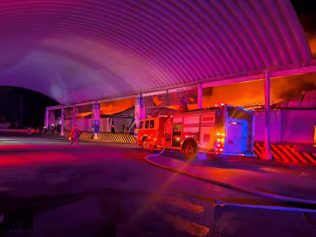 Bomberos de la SSP trabajan para controlar un incendio en el comercio “Telebodega” ubicado en el periférico de Mérida, Yucatán.