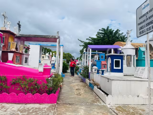 El cementerio de Xoclán recibe a cientos de personas