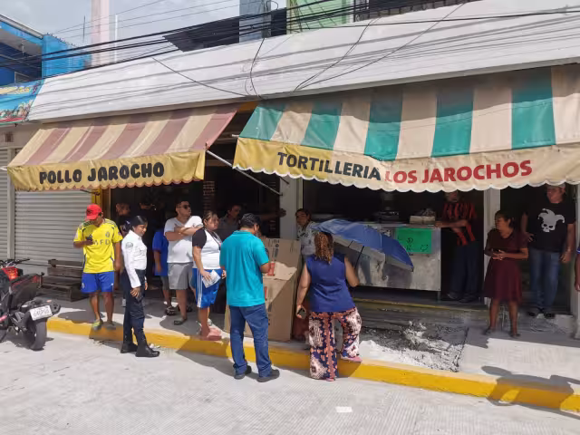 Una mujer de aproximadamente 30 años sufrió una fractura expuesta en el tobillo al bajar de un vehículo en la colonia Renovación