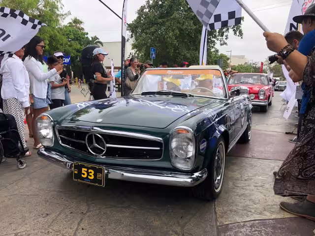240 participantes, entre pilotos y copilotos, se dirigieron al segundo arco de salida instalado sobre la carretera Cancún-Mérida