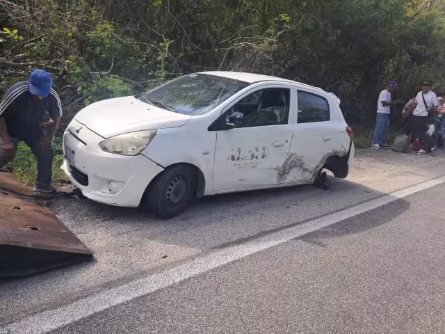 Automóvil pierde un neumático tras ser impactado por otra unidad en Escárcega.