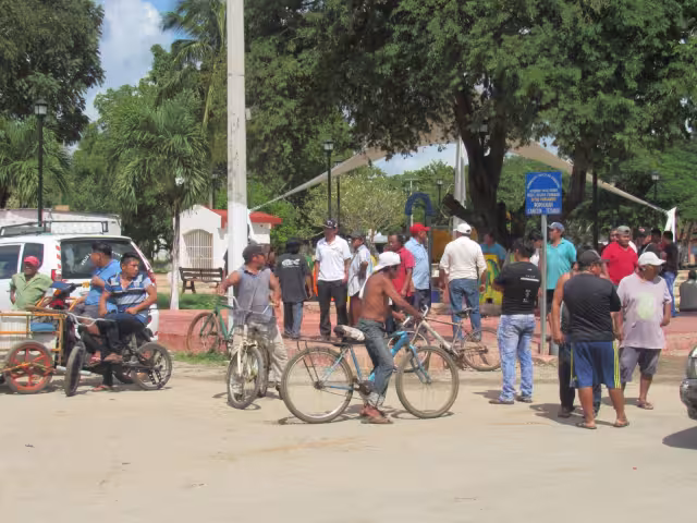 Pobladores se manifestaron para que los policías municipales suelten al comisario, quien minutos antes fue detenido