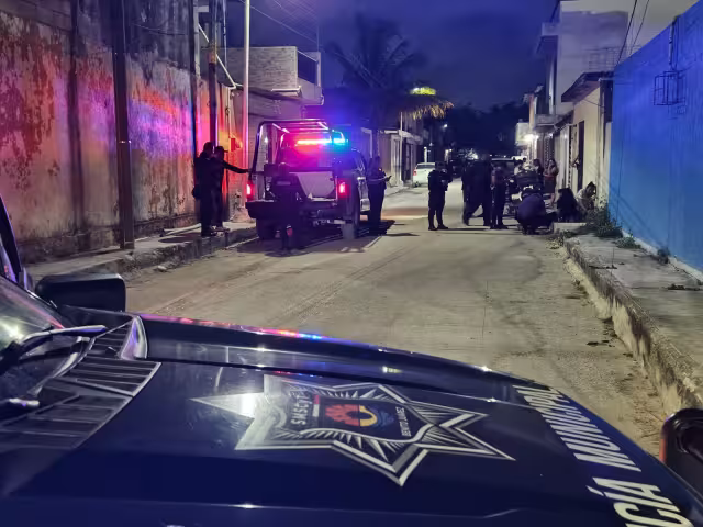 Elementos policiacos respondieron al llamado y acudieron al lugar de los hechos.