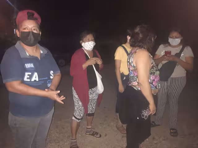 Como resultado del altercado los agentes arrestaron a tres personas