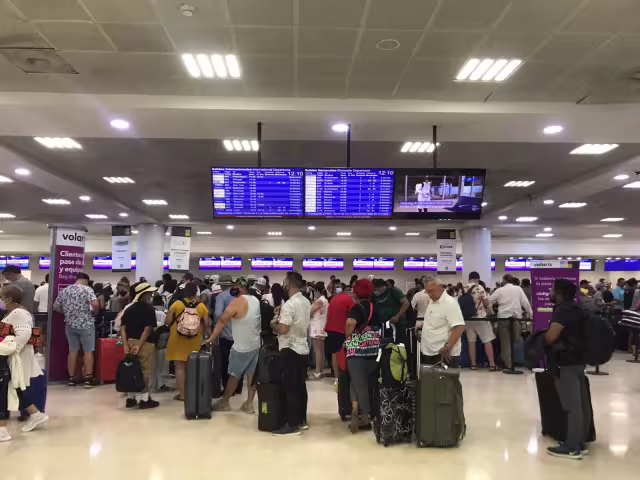 Los pasajeros de Volaris esperan obtener un asiento en los vuelos correspondientes debido a que la empresa aérea vendió más boletos, esto en el aeropuerto de Cancún