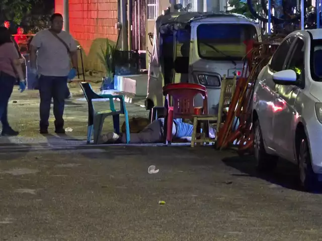 El cuerpo sin vida de la víctima quedó tendido sobre la calle.