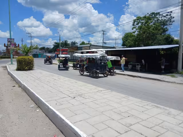 Un mototaxi de Escárcega, conducido a exceso de velocidad, perdió el control y chocó contra una camioneta estacionada.