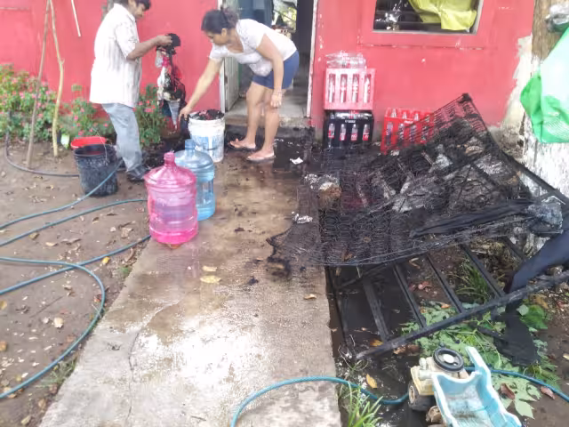 Vecinos ayudaron a la mujer sofocar las llamas, luego de que el menor tiró el cerillo a la cama