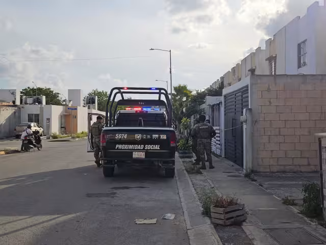 Elementos policiacos y de la Marina llegaron al lugar de los hechos.