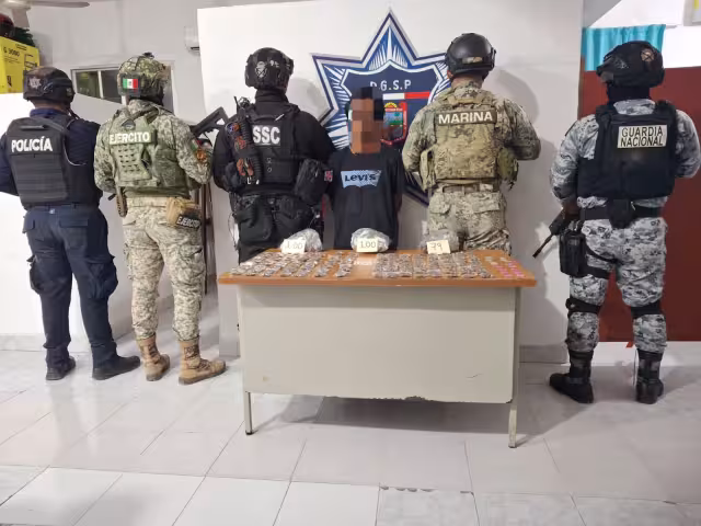 El detenido fue presentado por las autoridades tras el operativo.