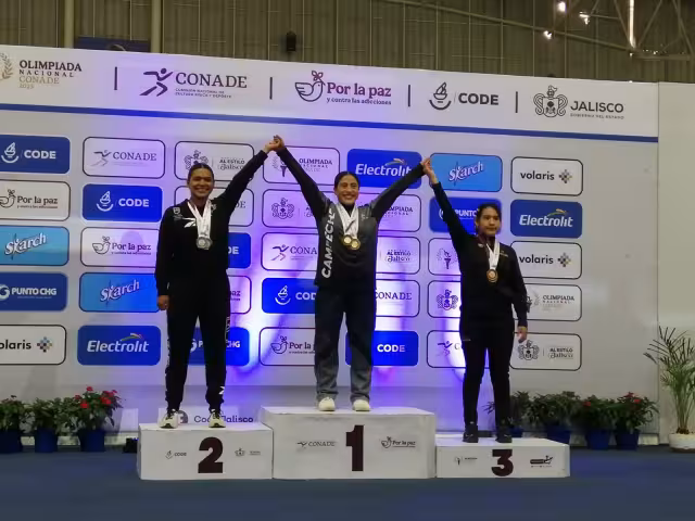 Carla Novelo Cuevas, de Campeche, ganó tres medallas de oro en halterofilia Sub-23 (64 kg) en la Olimpiada Nacional 2025.