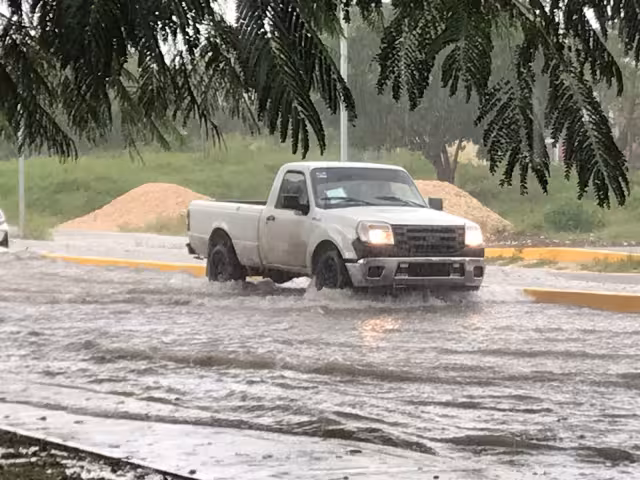 La Avenida Chac Mool presentó acumulación de agua generada por las intensas lluvias en Cancún